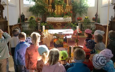 Die Kindergartenkinder besuchen den Erntedankaltar in der Kirche St. Peter und Paul